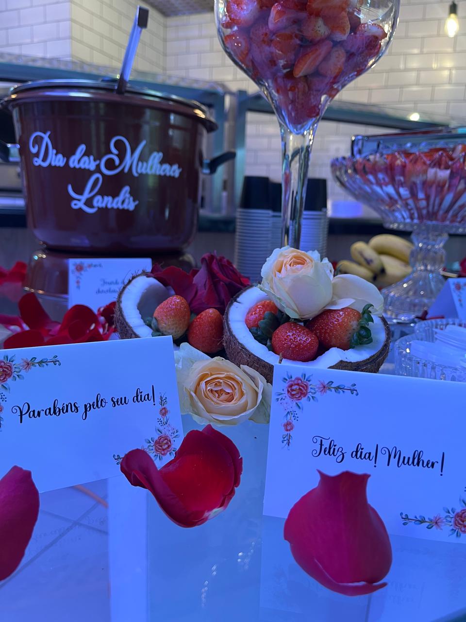 Mesa de fondue com frutas